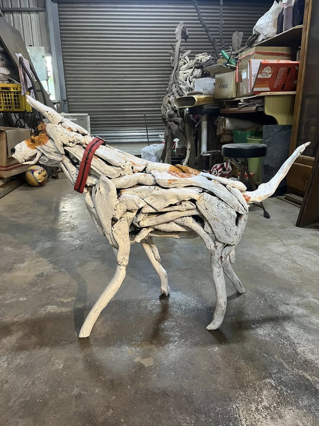 Artista convierte el amor por su perro en una emotiva escultura de madera
