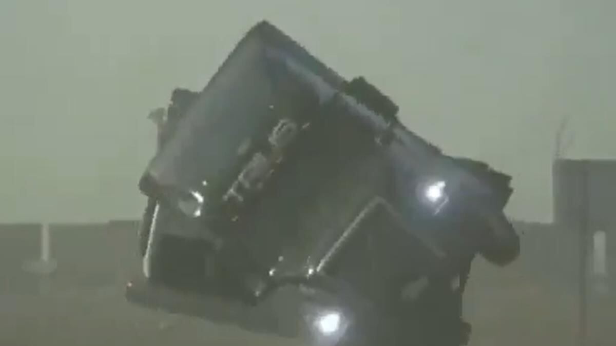 VIDEO. Fuertes vientos en Estados Unidos mandan a volar el transporte pesado