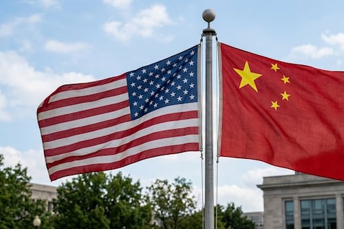 Trump aterriza en China para una cumbre decisiva con Xi Jinping
