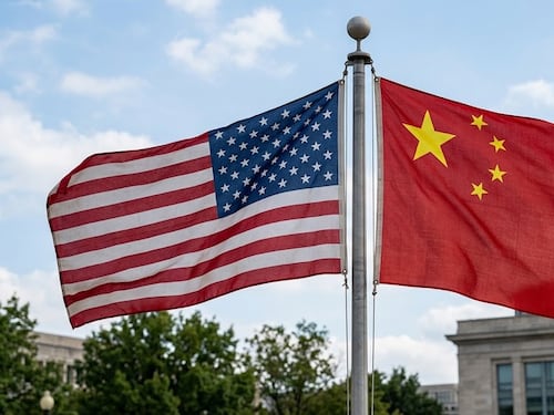 Trump aterriza en China para una cumbre decisiva con Xi Jinping