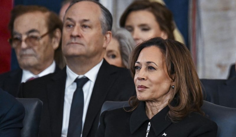 Donald Trump despide al esposo de Kamala Harris