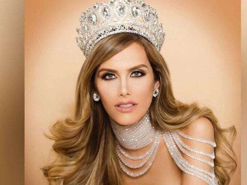 FOTOS. Ángela Ponce enloquece las redes con su vestido transparente