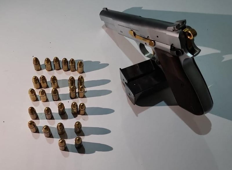 Tras su detención, se le incautó una pistola marca Alpharms, dos cargadores y 27 municiones, sin contar con la documentación correspondiente. Foto: PNC