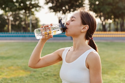 ¿Qué le pasa a tu cuerpo cuando bebes poca agua durante el día?