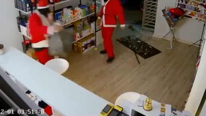 Santas roban una tienda.