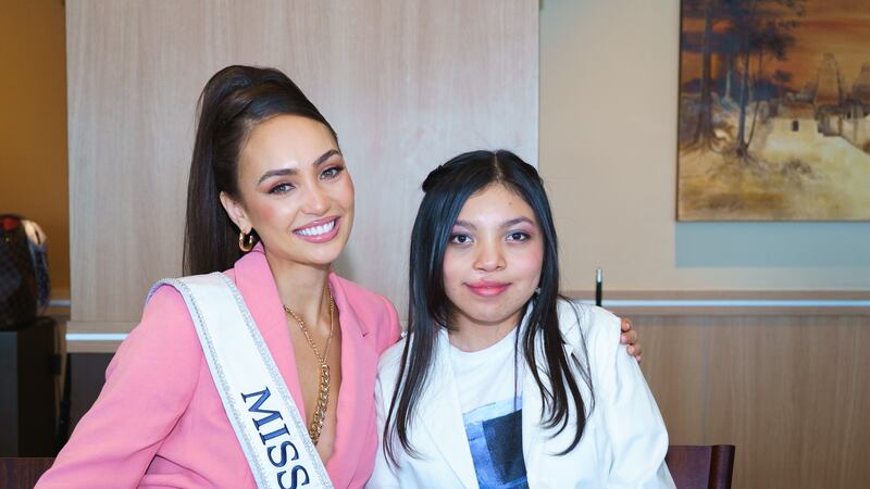 Miss Universo se pone y presume hermoso güipil de Guatemala