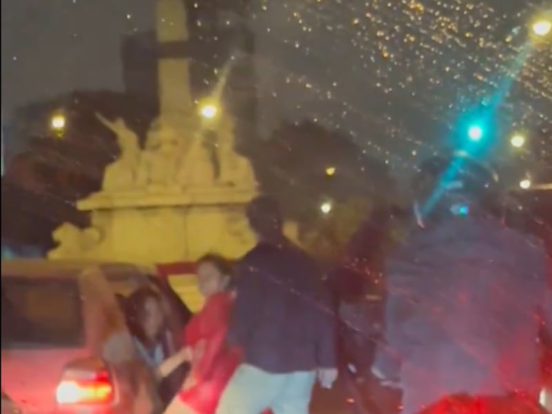 VIDEO. ¡Aprovechan el semáforo y se bajan a bailar “pegadito” en la Reforma!