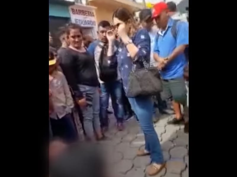 VIDEO. “Todos robamos en esta vida", mujer evita golpiza a ladrón