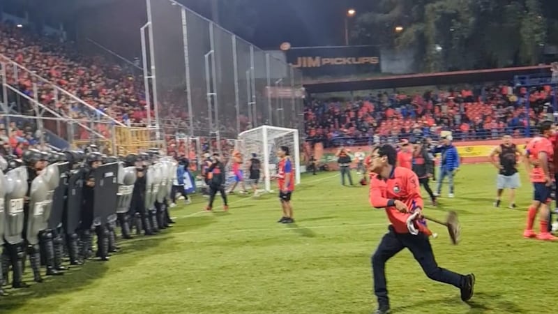Sancionan a Municipal con Q90 mil tras disturbios en la final contra Antigua