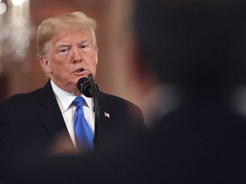 Trump amenaza con volver a revocar acreditación de periodista de CNN