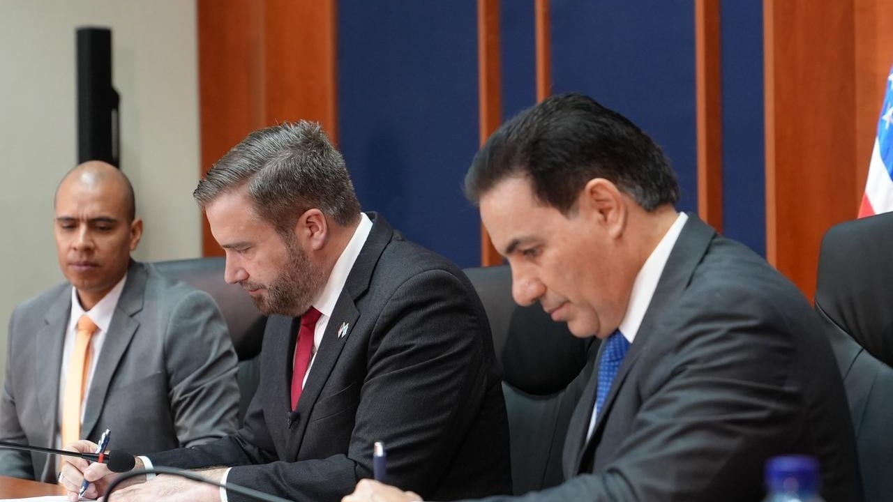 Ambas autoridades trabajan juntos, combatimos las amenazas del crimen organizado. Foto: Embajada de EE.UU.