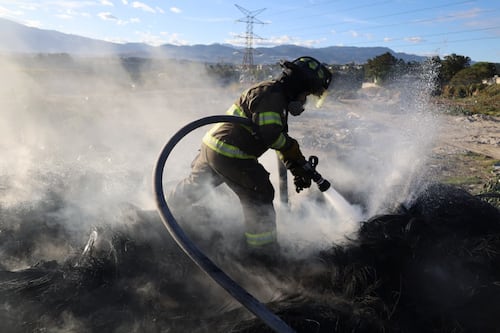 Incendio en antiguo predio de autobuses al final de la Petapa