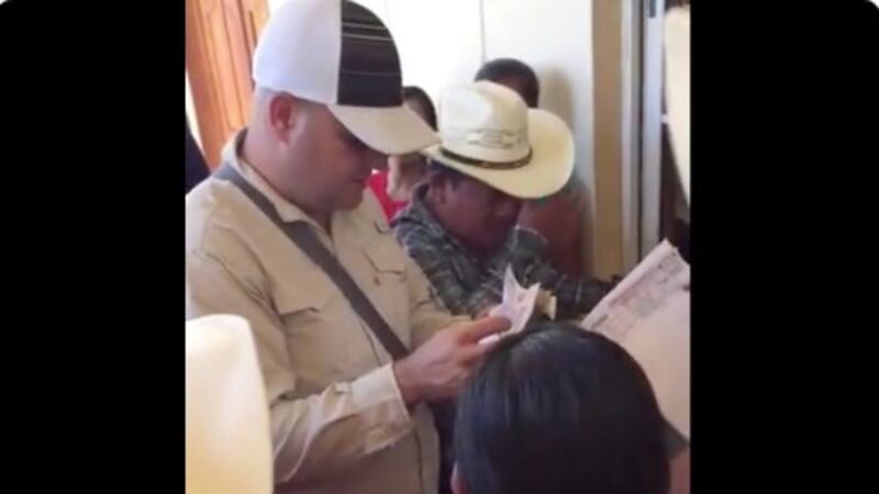 Con video, UNE denuncia a Vamos de pagar a votantes