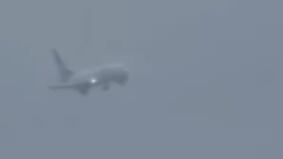 Avión hace peligrosa maniobra al no poder aterrizar por la lluvia en aeropuerto de Guatemala.