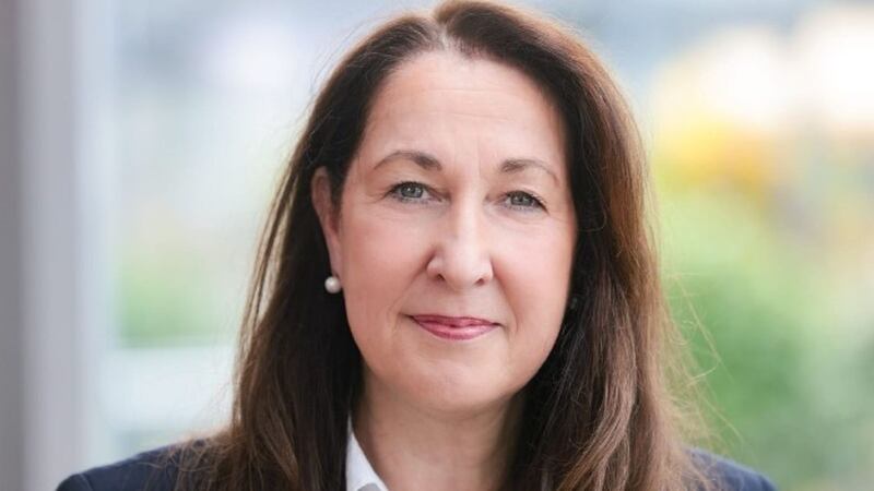 Atacan con arma blanca a alcaldesa recién electa en Alemania