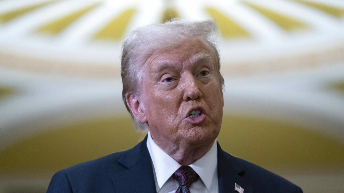 VIDEO. Periodista golpea en la cara a Donald Trump