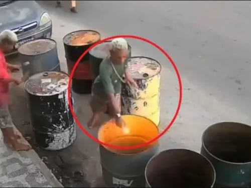 VIDEO. Dos jóvenes salen volando al explotar un barril con contenido misterioso en Brasil