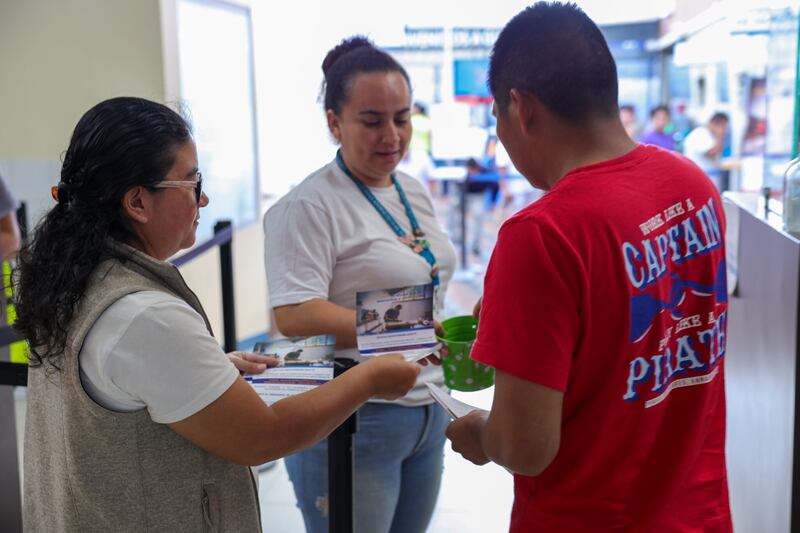 Como parte del Plan Retorno al Hogar, los migrantes retornadas reciben atención integral al momento de su arribo. Foto: IGM.