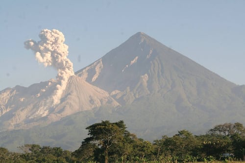 Captan avalancha en la ruta sur del volcán Santiaguito