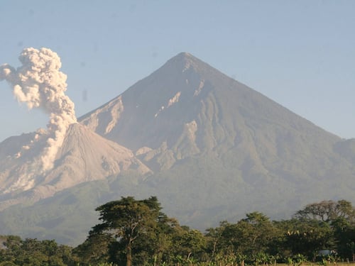 Captan avalancha en la ruta sur del volcán Santiaguito