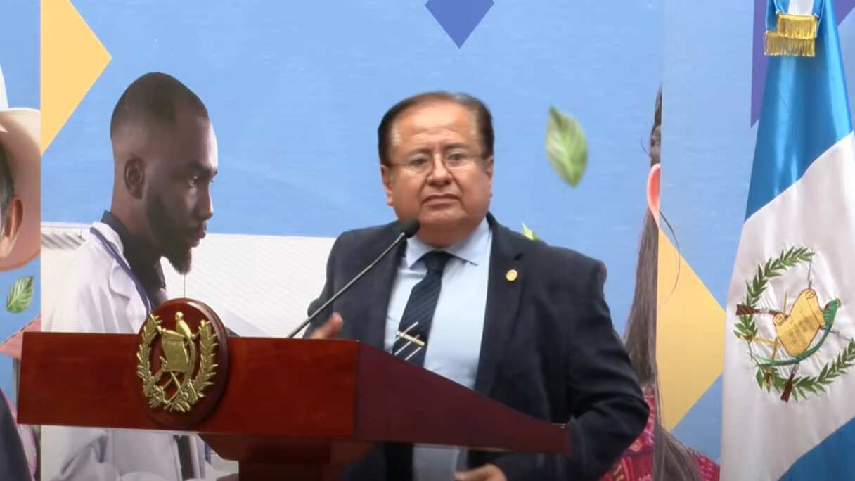 Ministro de Energía y Minas, Víctor Hugo Ventura Ruíz.