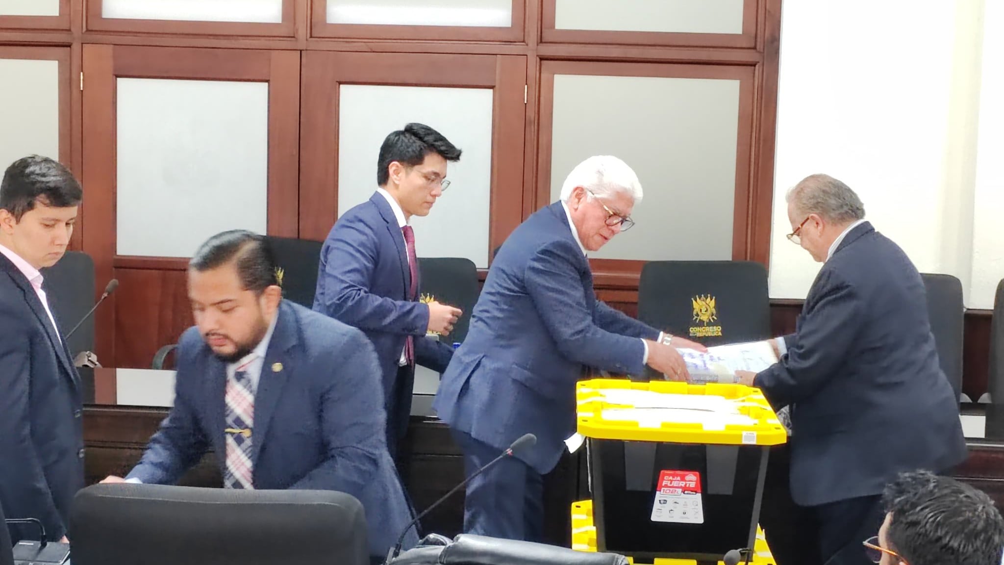Integrantes de la Comisión de Postulación para magistrados del Tribunal Supremo Electoral revisan los 181 expedientes. Foto: @guatevisible