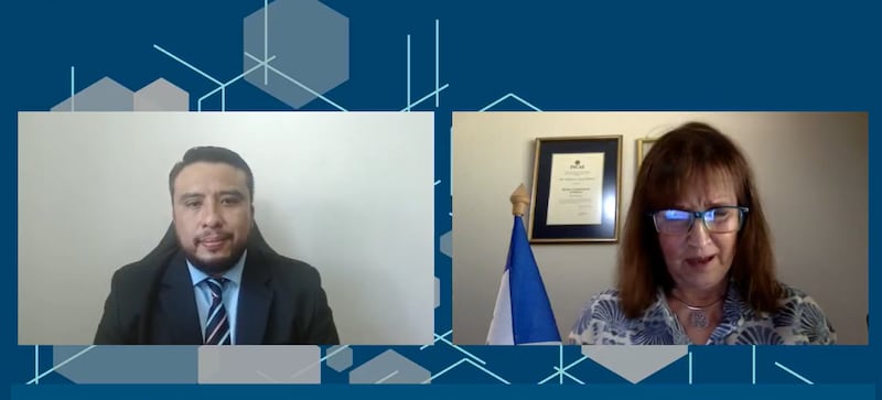 El investigador David Cassasola junto con María del Cármen Aceña, del Centro de Investigaciones Económicas Nacionales.