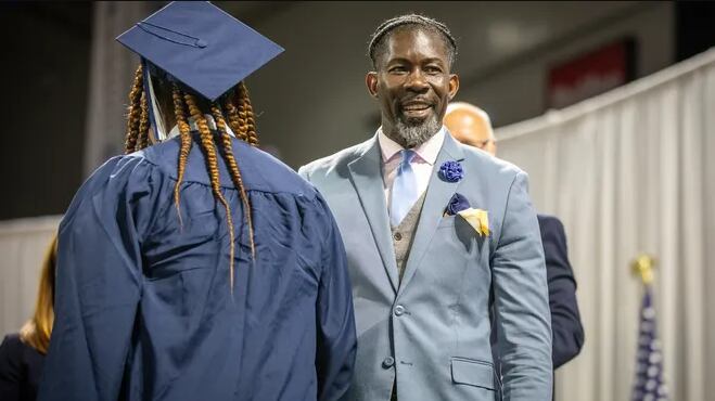 Exatleta olímpico y actual superintendente de las Escuelas Públicas de Des Moines. (Foto: Redes sociales)