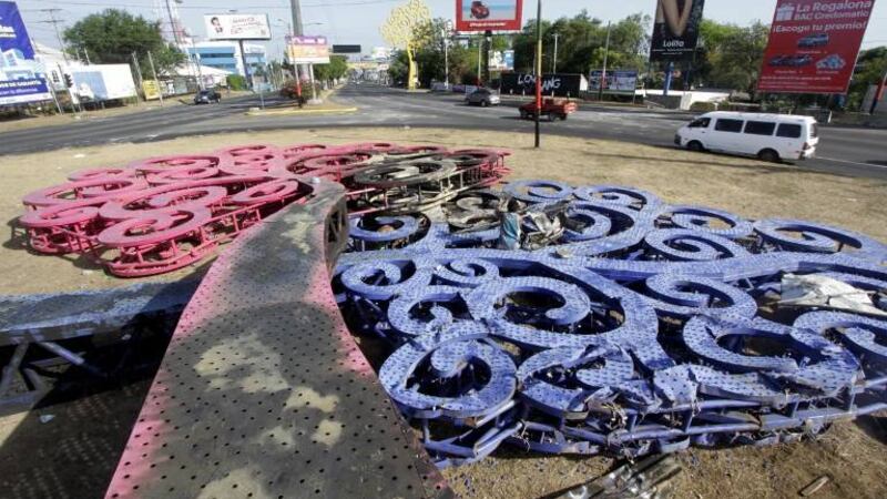 Los "arboles de la vida", símbolos del poder de Ortega destruidos en Nicaragua