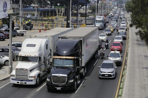 Transporte pesado anuncia paro nacional desde el lunes por obligatoriedad de limitadores de velocidad