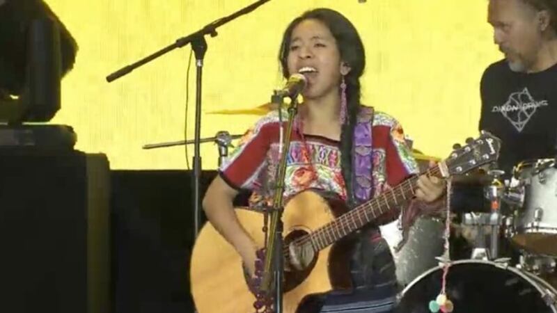 VIDEO. Sara Curruchich canta en el Festival por la Igualdad en el Zócalo de México