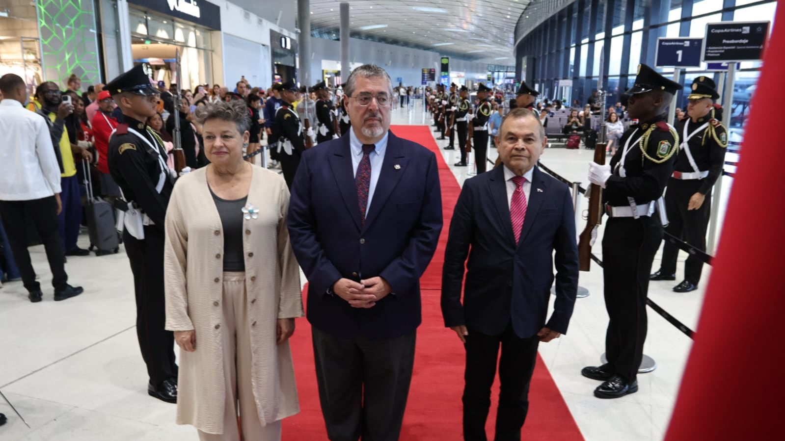 El presidente Bernardo Arévalo y su esposa Lucrecia Peinado a su llegada en la Ciudad de Panamá.