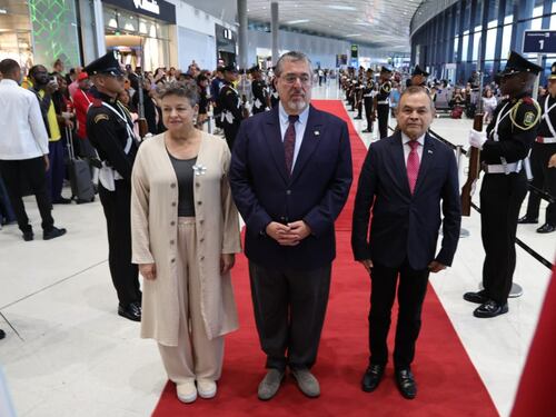 Bernardo Arévalo y su esposa Lucrecia Peinado están en Panamá