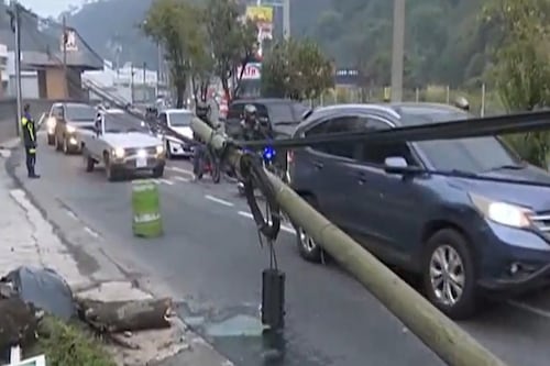 Tráfico difícil en calzada La Paz por tres postes derribados durante accidentes