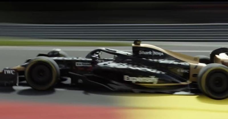 Brad Pitt se pone el casco en “F1”
La nueva película de carreras que promete ser un éxito en taquilla