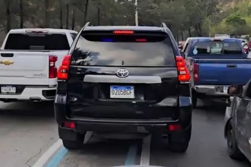 VIDEO. Carro oficial con sirena abierta invade carril de motovía