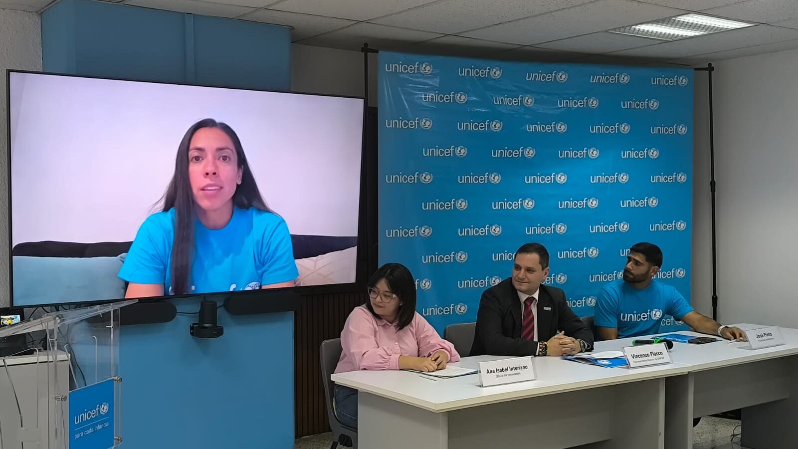 Los seleccionados Ana Lucía Martínez y José Carlos Pinto, se unen para defender los derechos de la niñez. Foto: UNICEF.