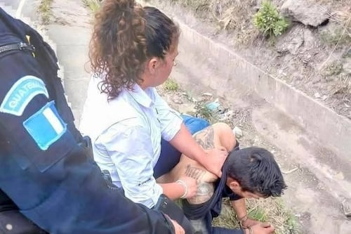 Mujer enfrenta a asaltante y logra su captura frente a hospital en Huehuetenango