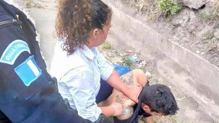 Mujer captura a presunto ladrón. Foto: RRSS