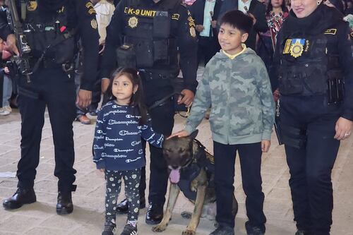 El agente canino K-9 Morti se robó el show del desfile navideño en San Pedro La Laguna