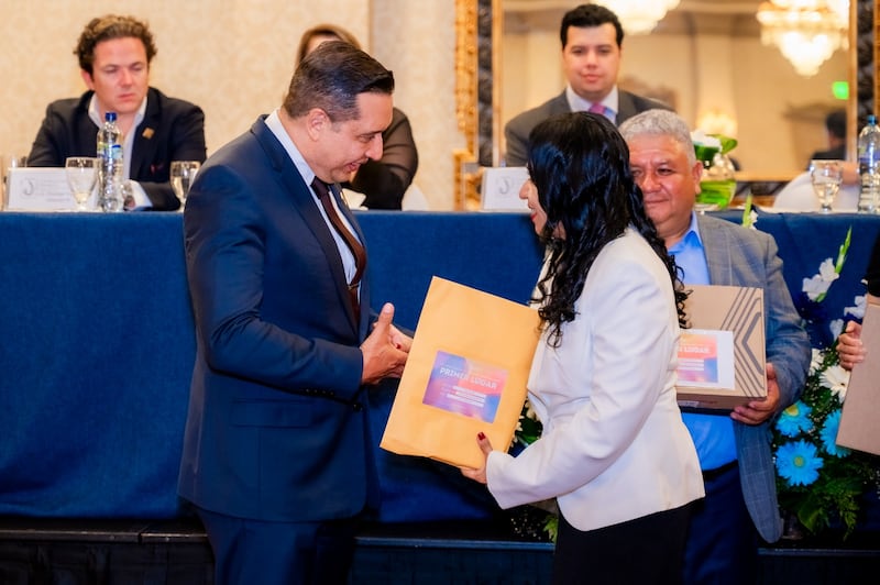 La periodista de Publinews, recibió el reconocimiento de manos del presidente de la CGP, Rolando Archila Dehesa. Foto: CGP.