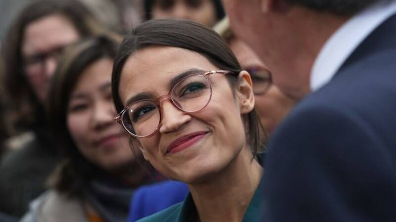 Llueven críticas a un asesor gubernamental de EE. UU. por llamar "tonta" a AOC