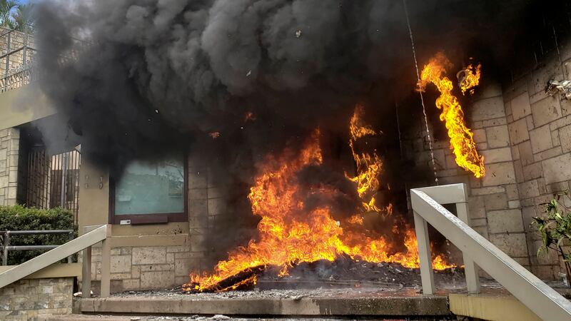 VIDEO. Hondureños queman la entrada de la embajada de Estados Unidos