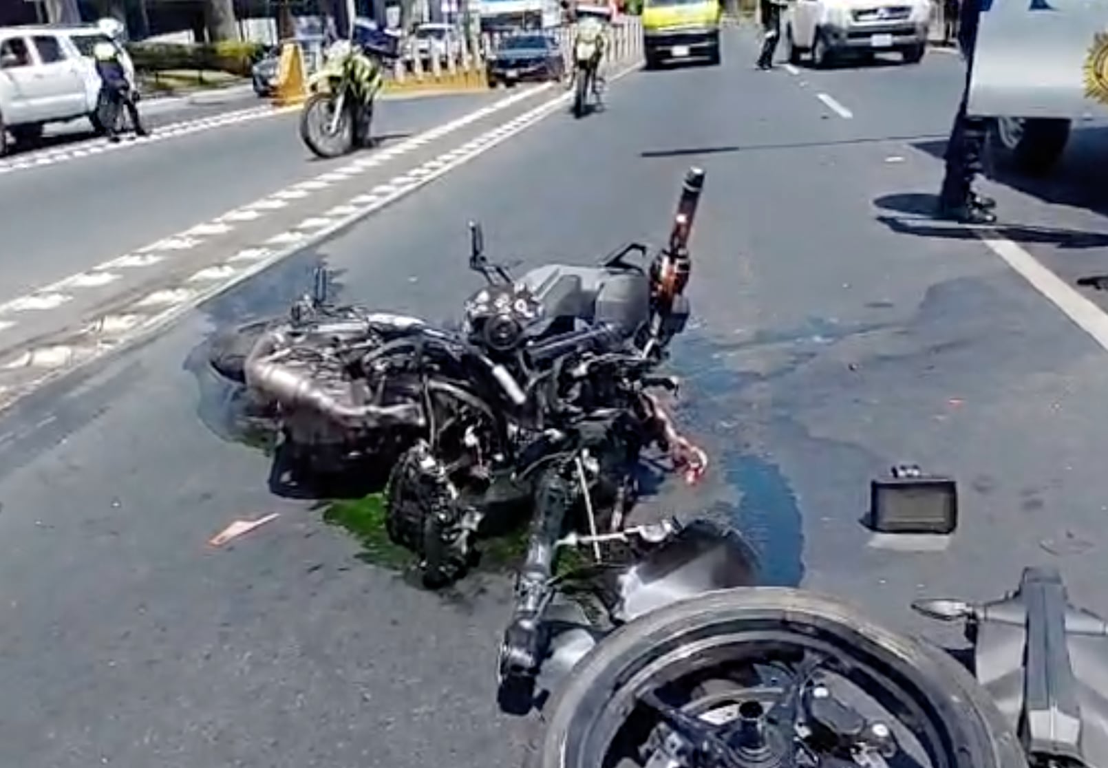 Videos posteriores del accidente que dejó a un joven motociclista fallecido en zona 10 