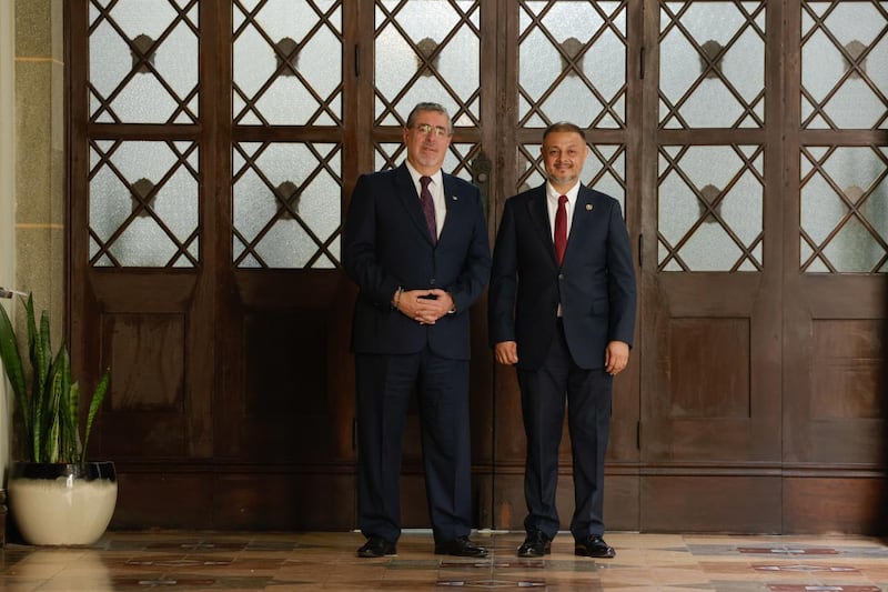 El presidente Bernardo Arévalo junto con el aspirante a fiscal general, Carlos Alberto García Alvarado.