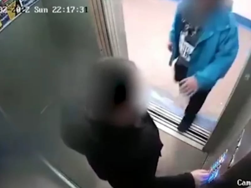 VIDEO. Padre agarra a golpes a hombre que trató de abusar de su hija en un elevador