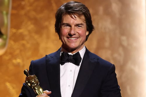 El famoso actor, Tom Cruise recibe su primer premio Oscar