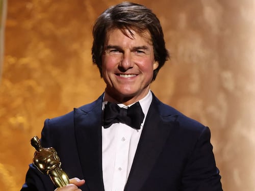 El famoso actor, Tom Cruise recibe su primer premio Oscar