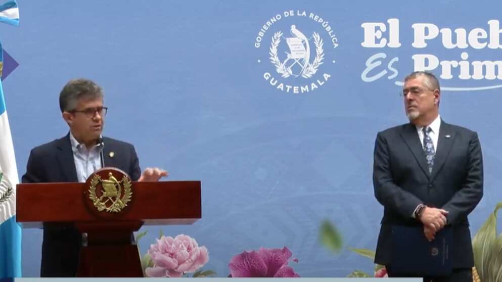 El ministro de Salud, Joaquín Barnoya, junto con el presidente Bernardo Arévalo.