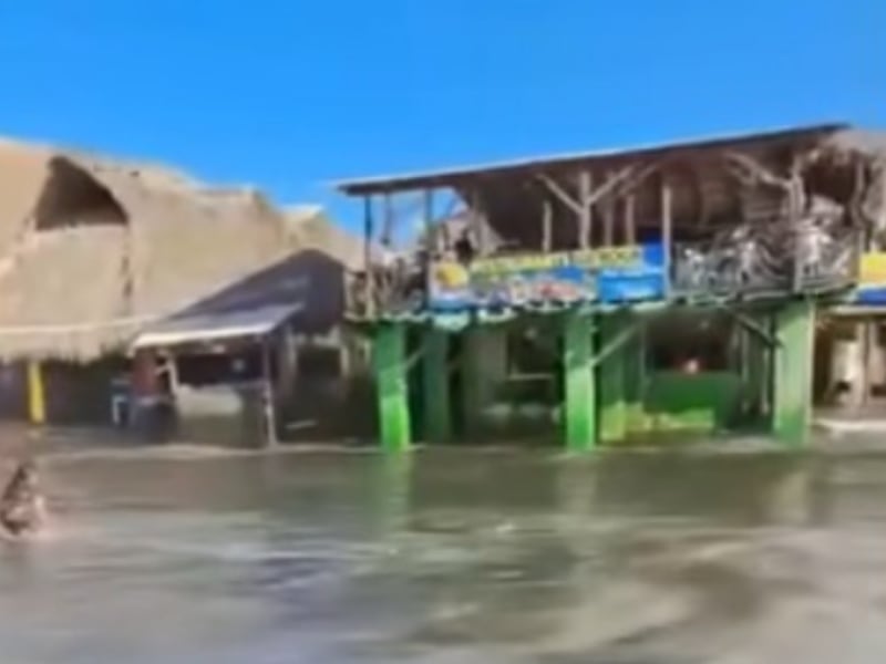 VIDEO. Alto oleaje en playas del Pacífico afecta restaurantes y negocios